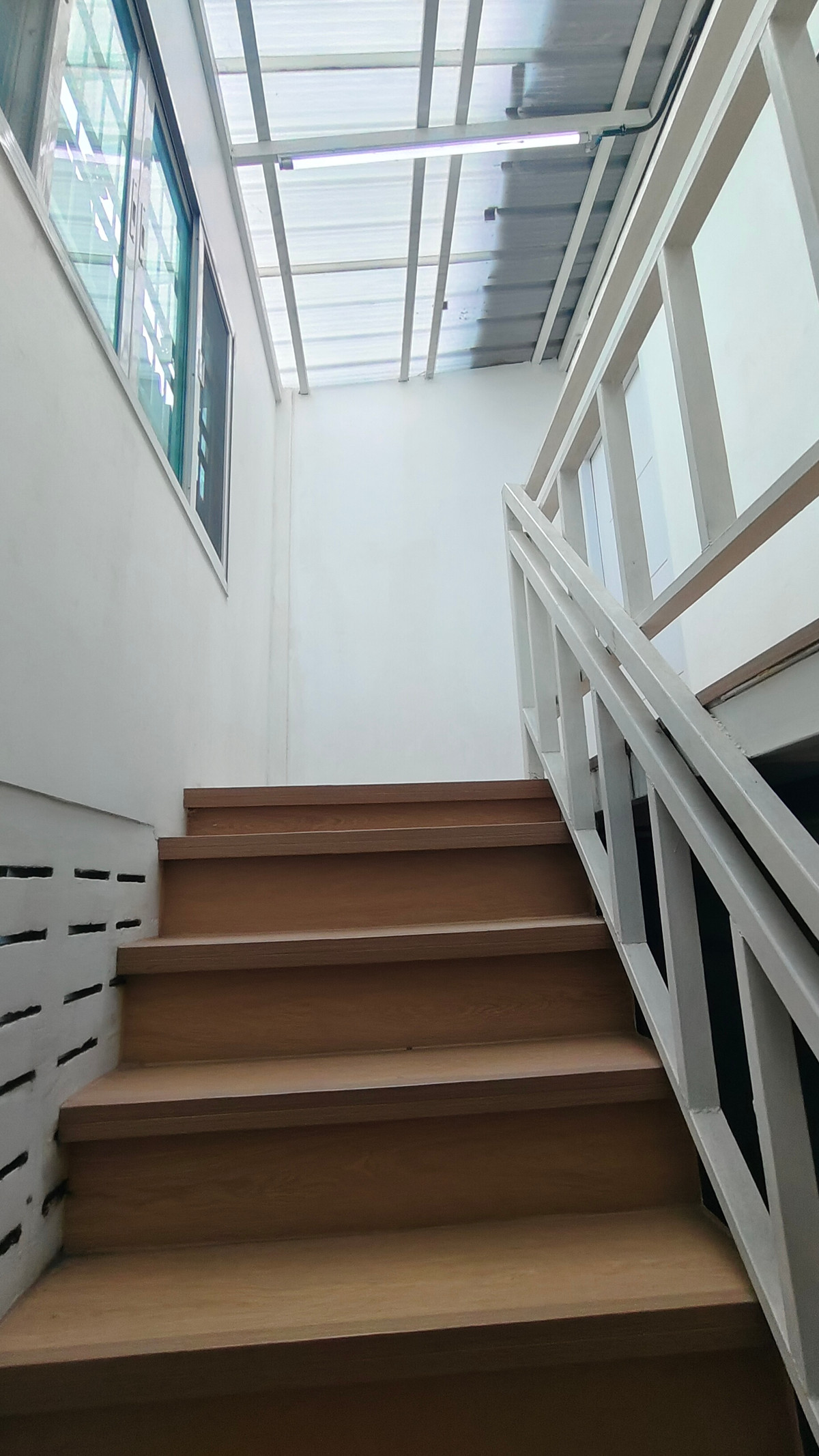 ขาย ตึกแถว พร้อมธุรกิจซักผ้า  ทำเลดี ซอยประชาราษฎร์บำเพ็ญ 5 แยก 6