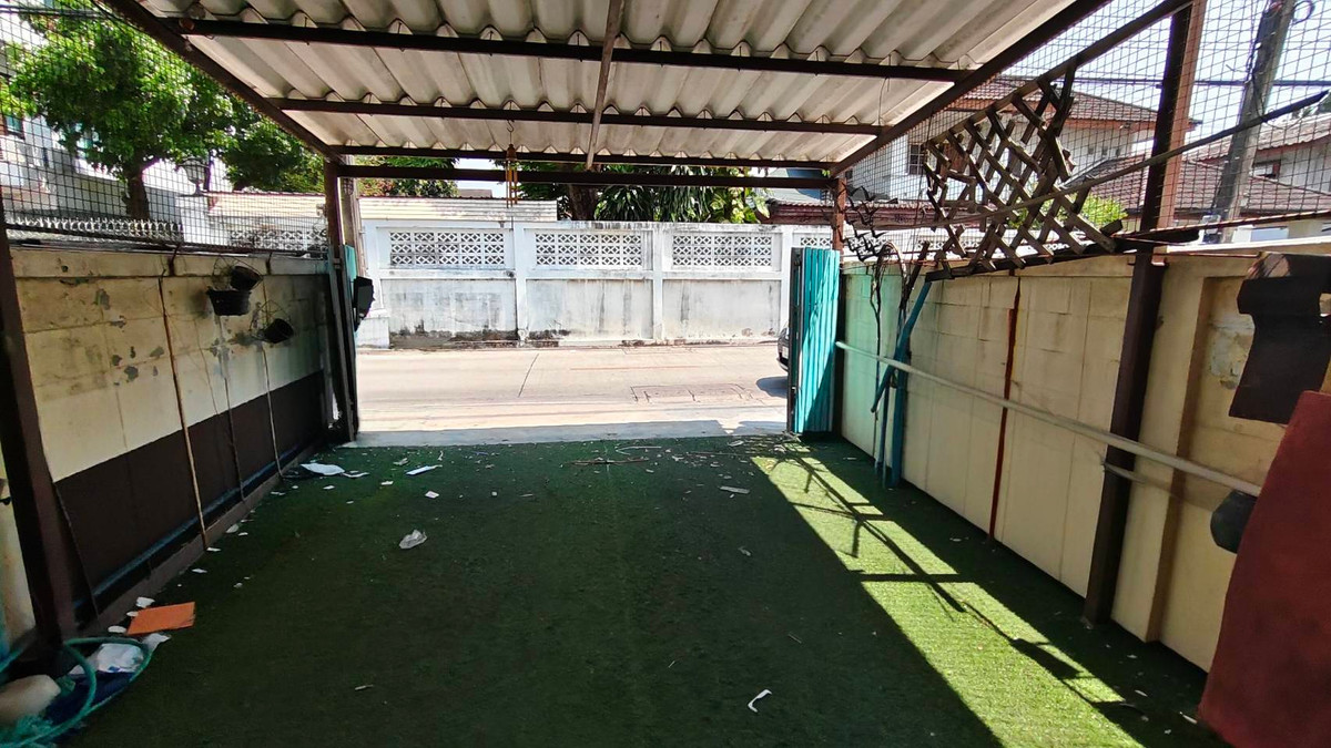 ขาย ตึกเเถว 3 ชั้น 23 ตร.ว. ทำเลดี ซอย รามอินทรา 8