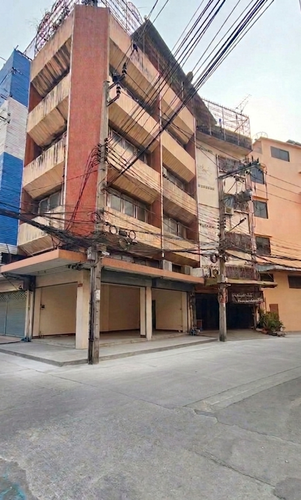 ขาย ตึกแถว 1 คูหา 19 ตร.ว. ทำเลดี ซอยตากสิน 4  หัวมุม