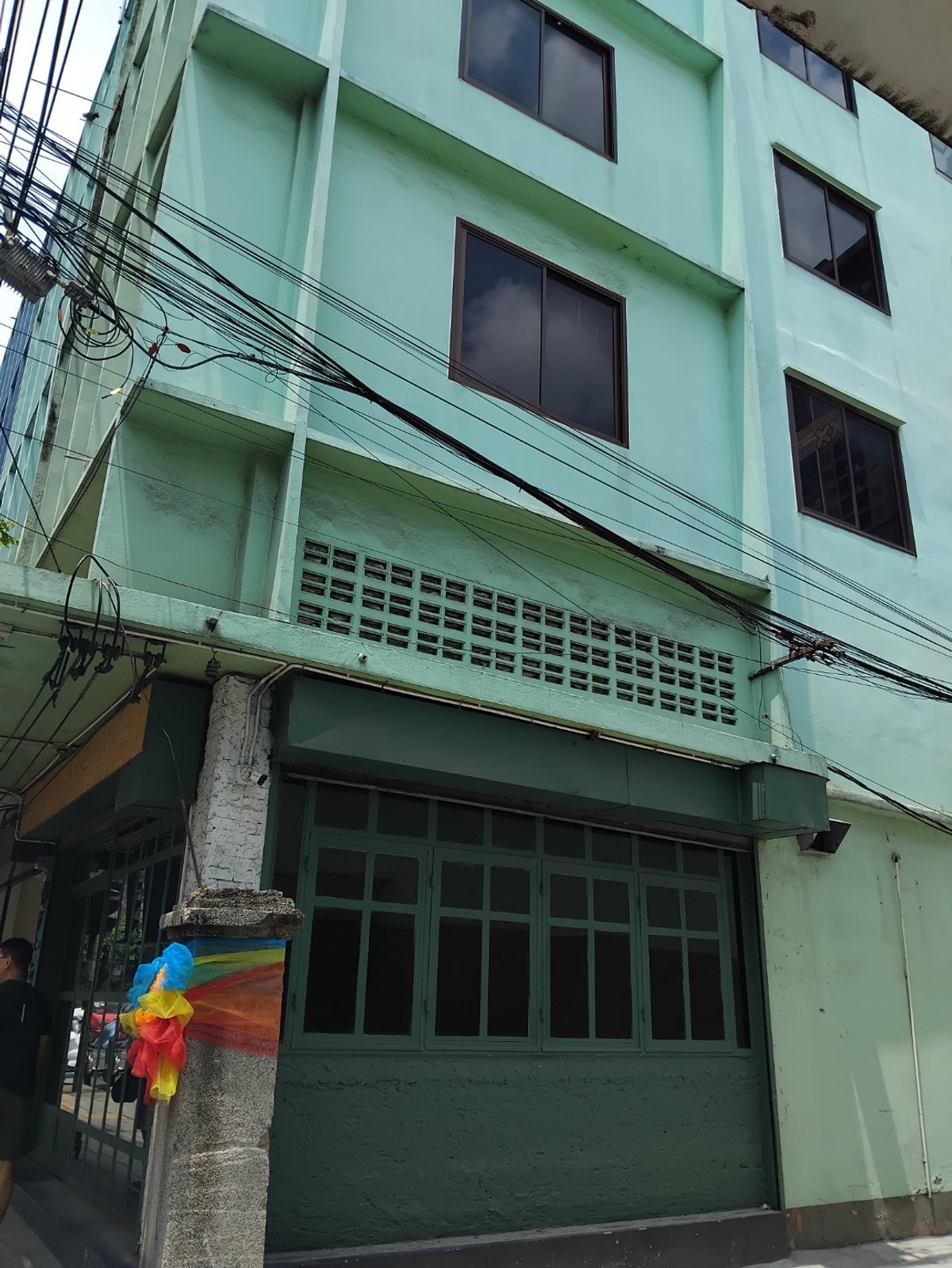 ขาย ตึกแถว 17 ตร.ว.  ตึกมุม ทำเลดี ซอยวุฒากาศ 24