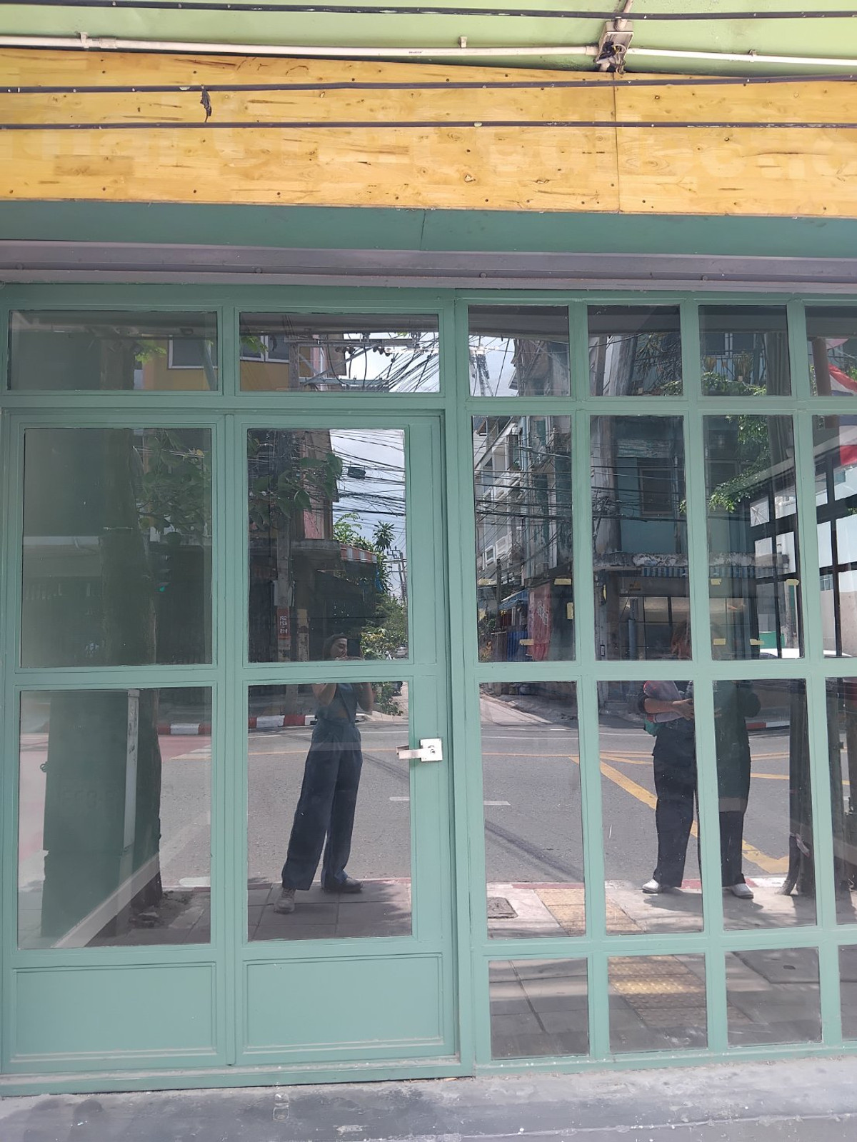 ขาย ตึกแถว 17 ตร.ว.  ตึกมุม ทำเลดี ซอยวุฒากาศ 24