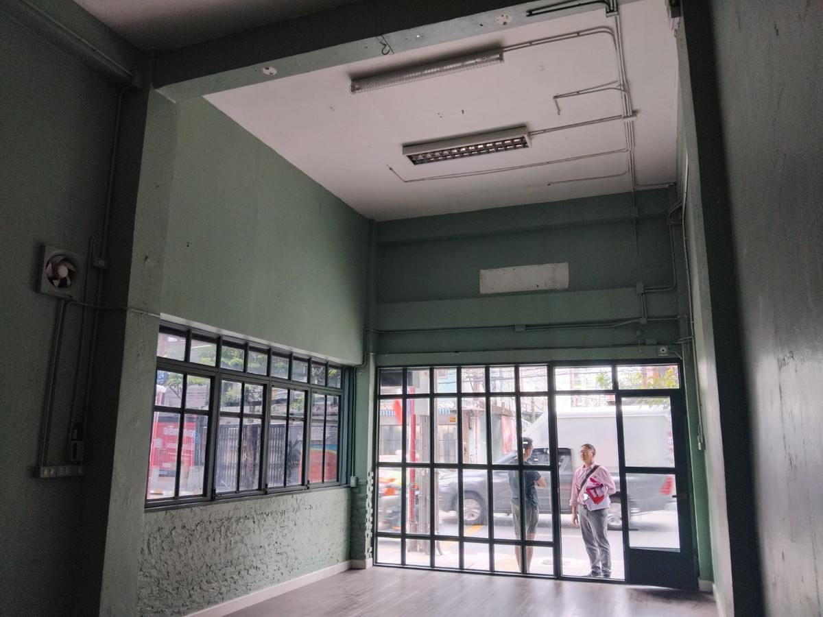 ขาย ตึกแถว 17 ตร.ว.  ตึกมุม ทำเลดี ซอยวุฒากาศ 24