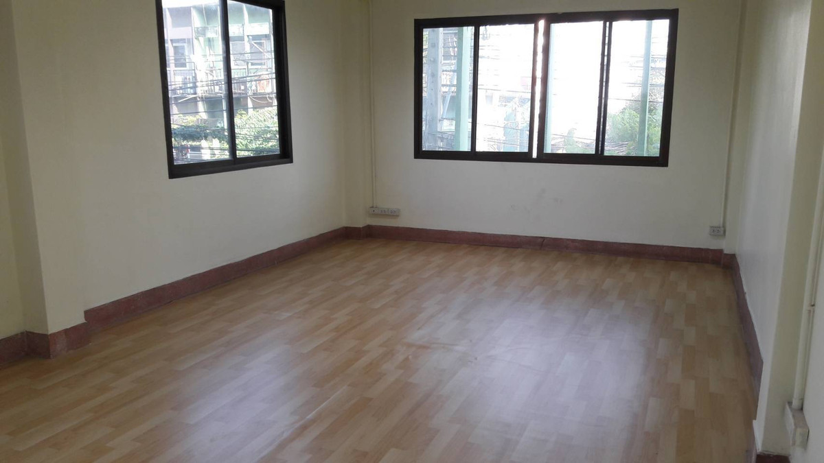 ขาย ตึกแถว 17 ตร.ว.  ตึกมุม ทำเลดี ซอยวุฒากาศ 24