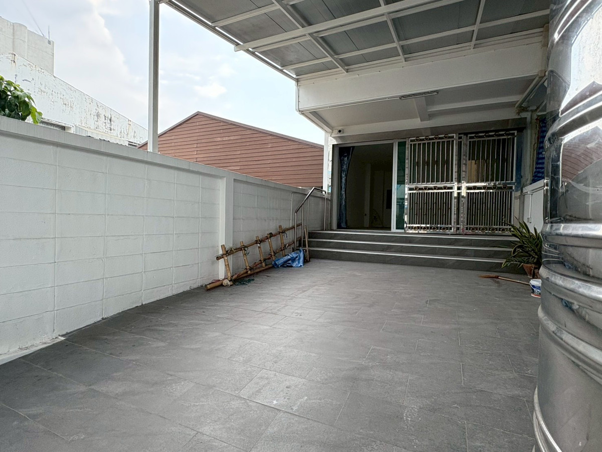 ให้เช่า ทาวน์เฮ้าส์ 27 ตร.ว.  3 ชั้น ซอย ชุจิตารมย์ อินทรามระ 28
