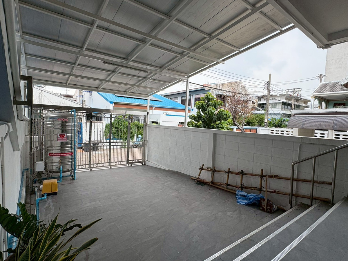 ให้เช่า ทาวน์เฮ้าส์ 27 ตร.ว.  3 ชั้น ซอย ชุจิตารมย์ อินทรามระ 28