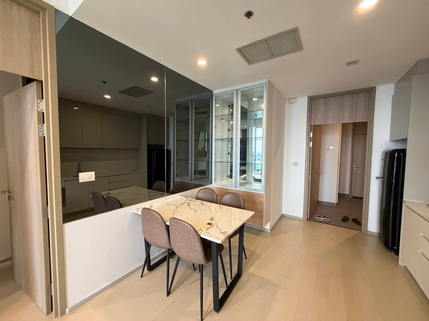 ให้เช่า คอนโดหรูใจกลางเมือง 1 ห้องนอน โนเบิล เพลินจิต Noble Ploenchit