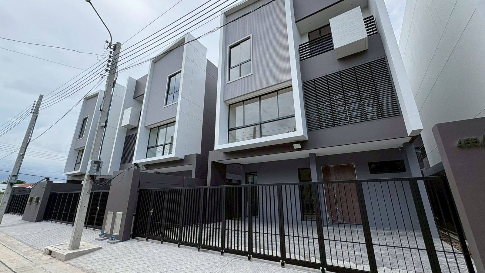 ขาย ทาวน์เฮ้าส์ โครงการใหม่  ใกล้ MRT สายสีเหลือง ฟีล ทาวน์ ลาดพร้าว 101  Feel Town Lat Phrao 101
