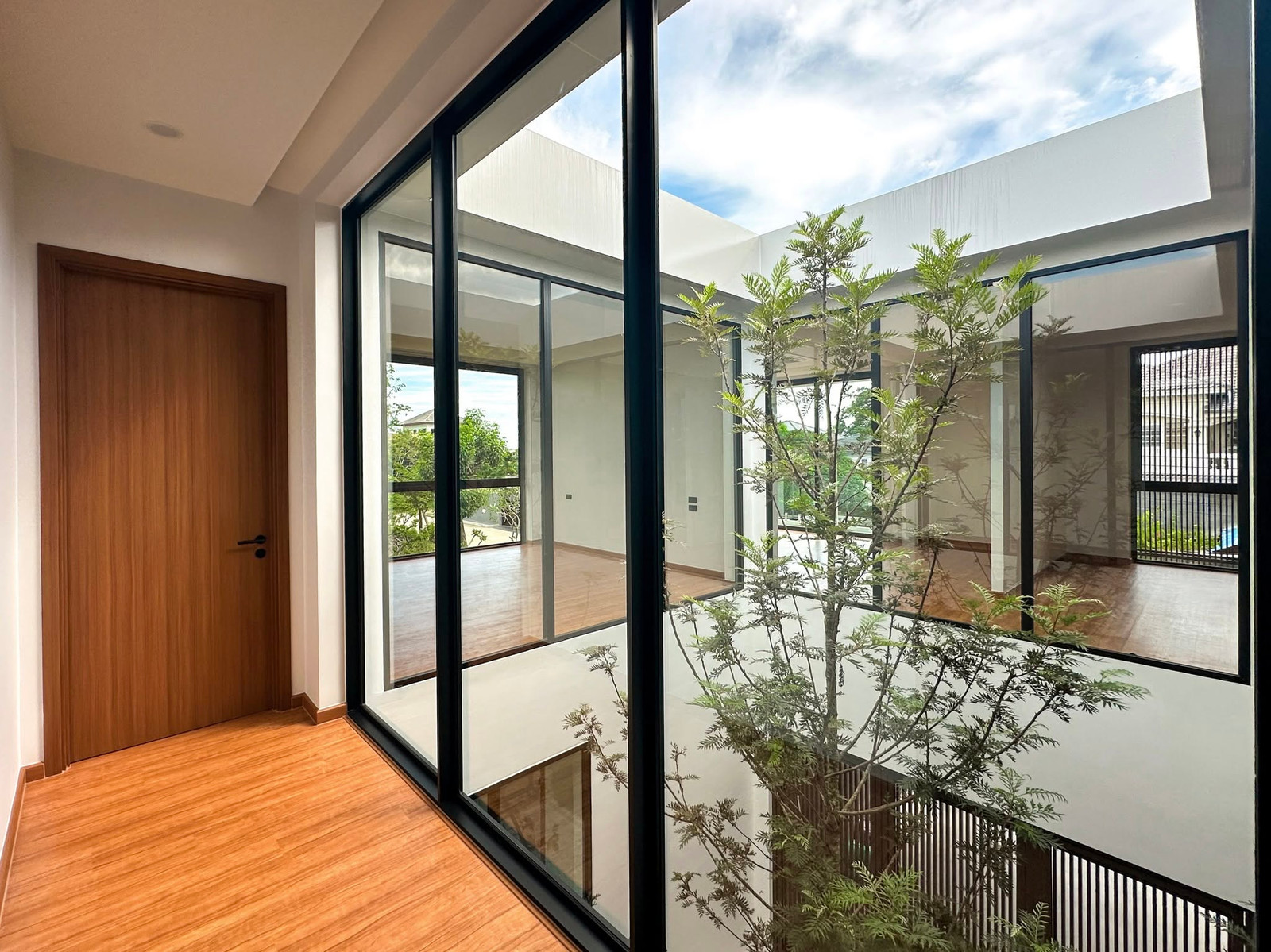 ขาย บ้านเดี่ยวหรู Modern Tropical พร้อม Courtyard กลางบ้าน  หมู่บ้านเทพธานี
