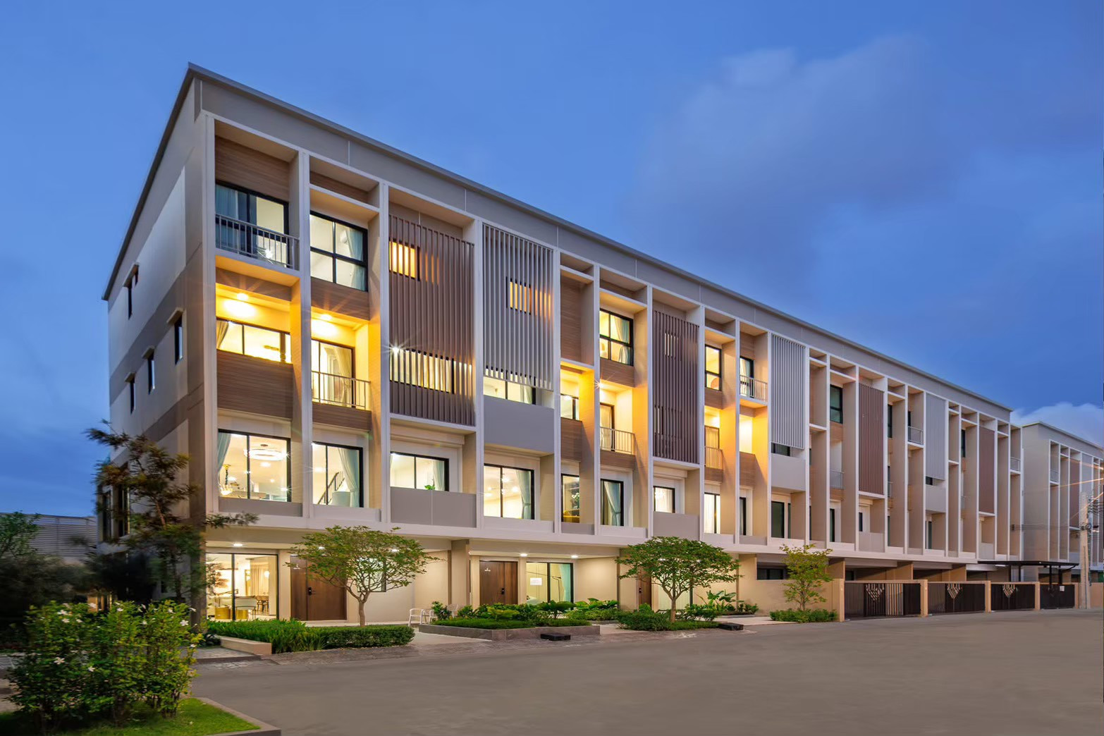 ขาย ทาวน์โฮมหรู 3.5 ชั้น ใกล้เมือง พร้อมอยู่  The Blisz ICONIC Sathon – Charan 35