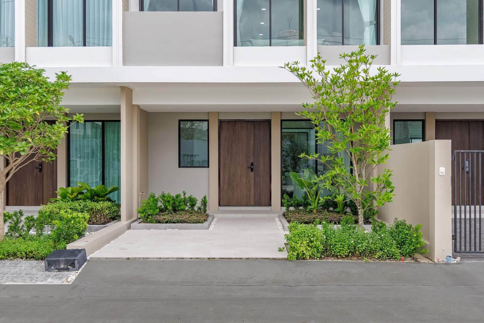 ขาย ทาวน์โฮมหรู 3.5 ชั้น ใกล้เมือง พร้อมอยู่  The Blisz ICONIC Sathon – Charan 35