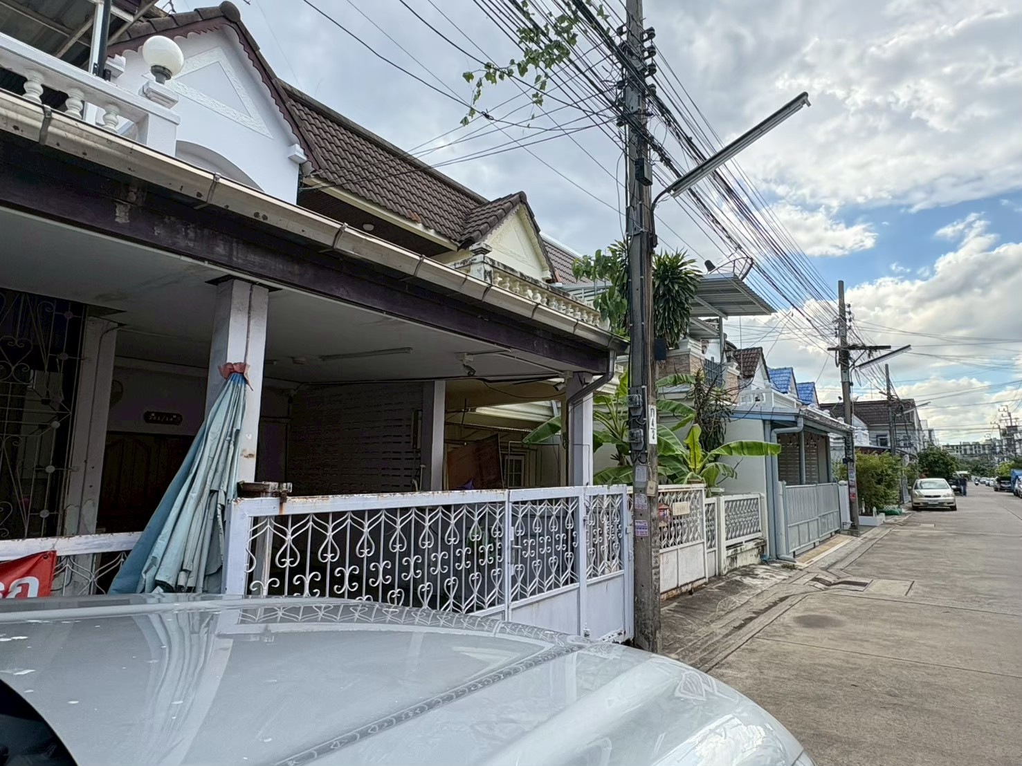 ขาย ทาวน์เฮ้าส์ 2 ชั้น หมู่บ้านรุ่งเจริญ ซอยวชิรธรรมสาธิต 21